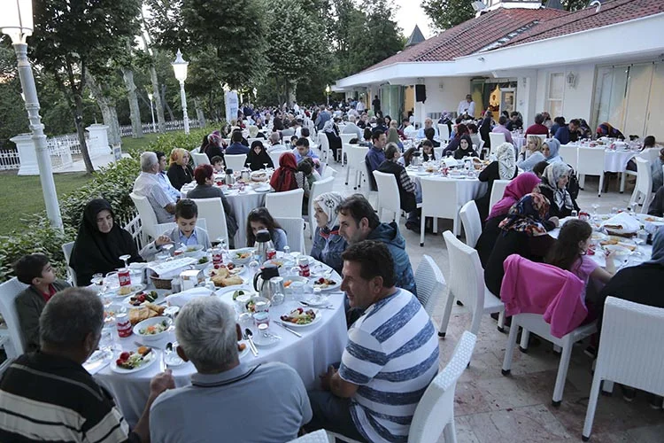 "Kırmızı fularlı kız değil, kırmızı yularlı kız" 1 gazi yemek beykoz 16 4H51 BZ6Uw