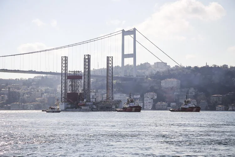 Petrol platformu taşıyan gemi Beykoz’dan geçti 3 ge BjrGU2InlH