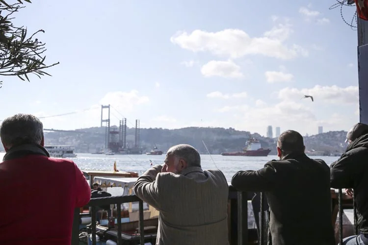 Petrol platformu taşıyan gemi Beykoz’dan geçti 1 ge wVbM2v2E1H