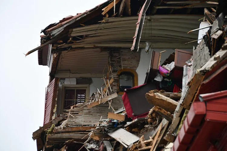 Beykoz'da geminin çarptığı yalıda incelemeler başladı 5 geli yali a2aOiB9cWp