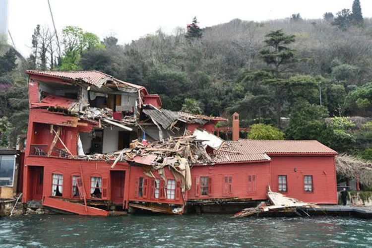 Beykoz'da geminin çarptığı yalıda incelemeler başladı 9 geli yali lBR5Hvf7 B