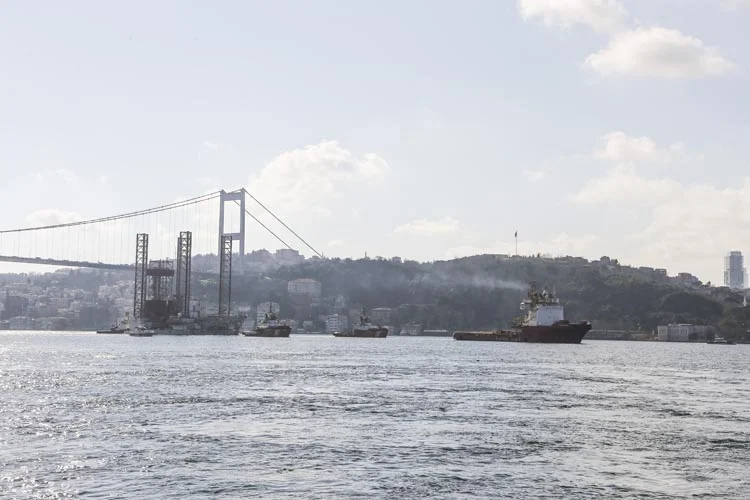 Petrol platformu taşıyan gemi Beykoz’dan geçti 2 gemi 2 QnPcObHO4X