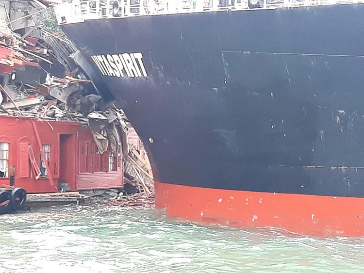 Yük gemisi Beykoz sahilinde yalıya çarptı 2 gemi 3 mhulRaQ7sa