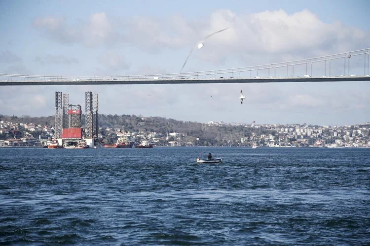 Petrol platformu taşıyan gemi Beykoz’dan geçti 5 gemi 5 khto6DXY2Z