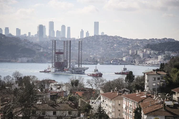 Petrol platformu taşıyan gemi Beykoz’dan geçti 8 gemi 9 yDQhZhE04