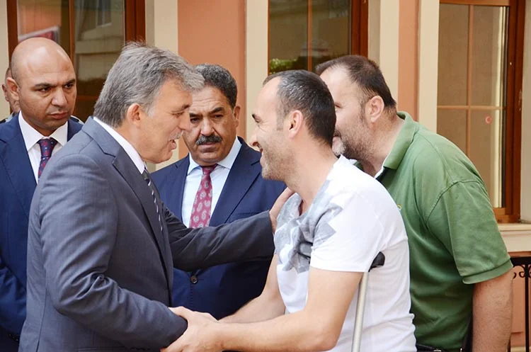 Abdullah Gül’den polislere moral ziyareti 2 gul
