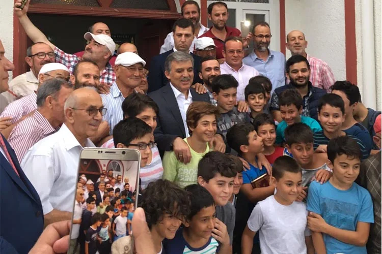 Gül, Cuma namazını Beykoz Poyrazköy’de kıldı 1