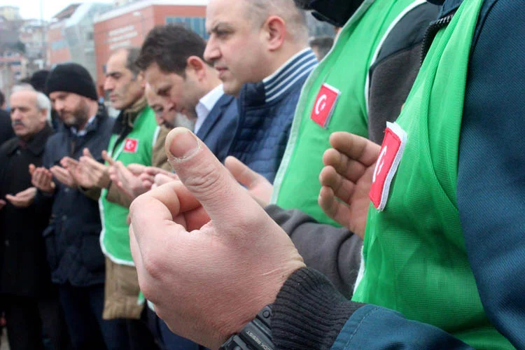 Beykoz'dan Halep'e 12. tır dualarla yola çıktı 5 halepe 12 dua