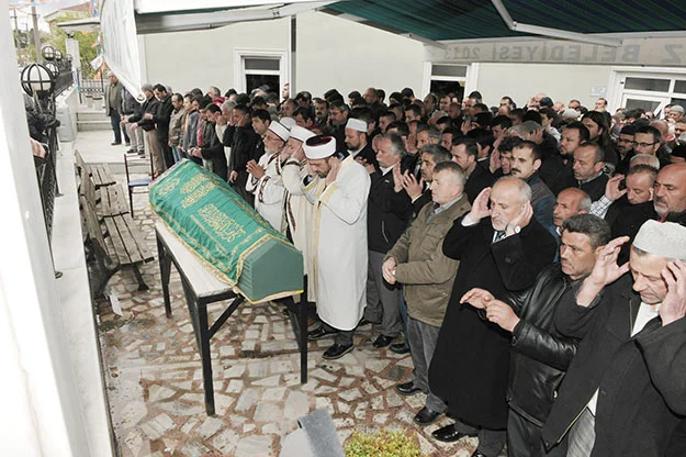 Tartışmalı kaza sonucu ölen Hanife Güneysu toprağa verildi 1