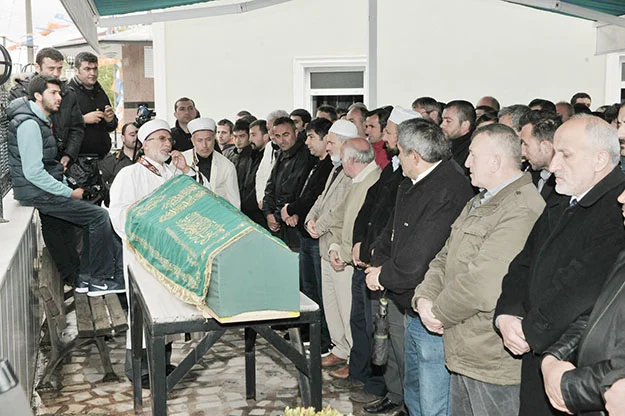 Tartışmalı kaza sonucu ölen Hanife Güneysu toprağa verildi 2 hanife guney wNIPYpgrlF