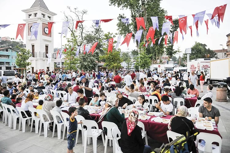 Beykoz Ortaçeşme Meydanı’ndan dört kanalda canlı iftar 2