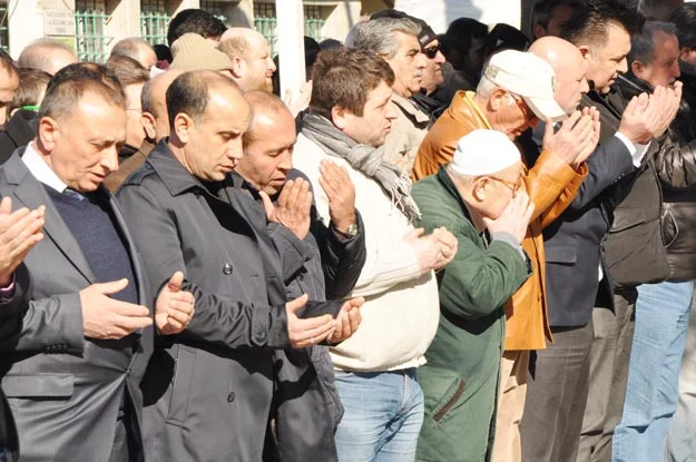 Refik Zengin dualarla uğurlandı 2 k muhtar cenaze