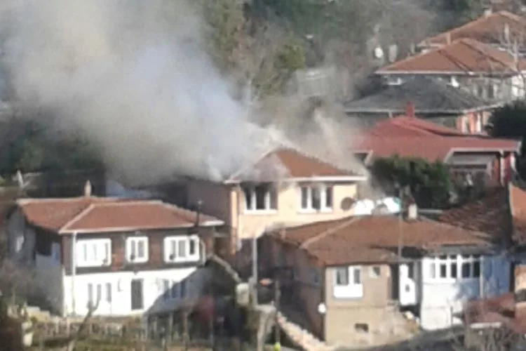Beykoz Kanlıca’da iki katlı binada yangın çıktı 1 kan yan 2 gEwjLUCTSi