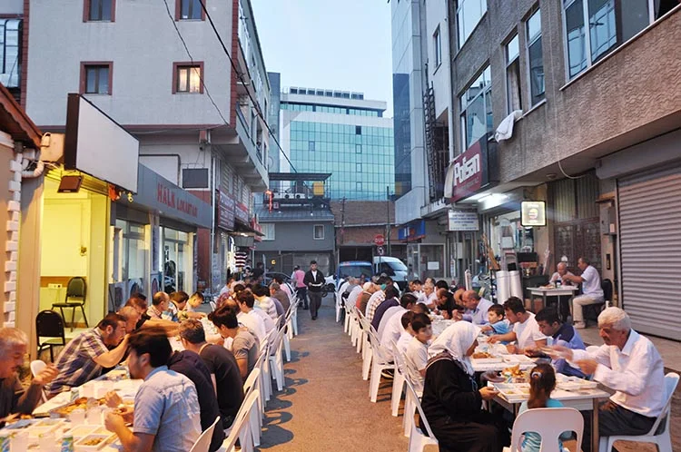 Ali Evlimen, merhum abisi için iftar yemeği verdi 2 kasap ali iftar 13 rrLsuxJO 8