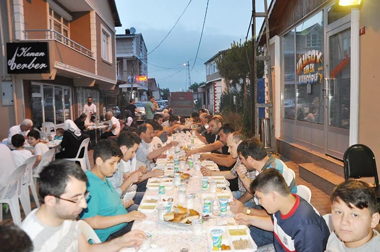 Ali Evlimen, merhum abisi için iftar yemeği verdi 1 kasap ali iftar 17 NnKDuyl iV