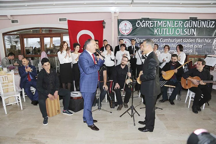 Beykoz Kaymakamı öğretmenlere türkü söyledi 7 kaymakam turku 9 JnLbglvgru