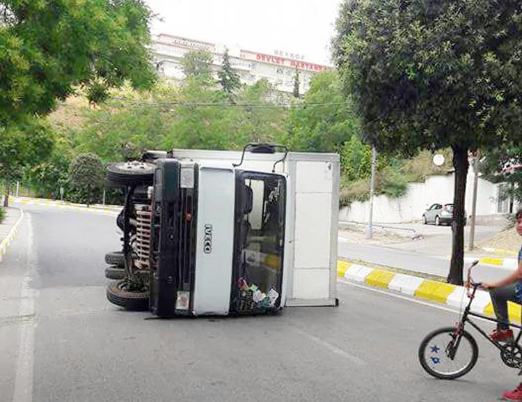 Beykoz Çubuklu yolunda kamyon devrildi 1