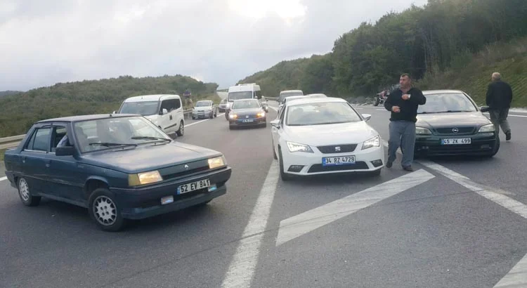 Beykoz Riva yolu ulaşıma kapatıldı 2 kaza yol 1 bGNMni3Svm