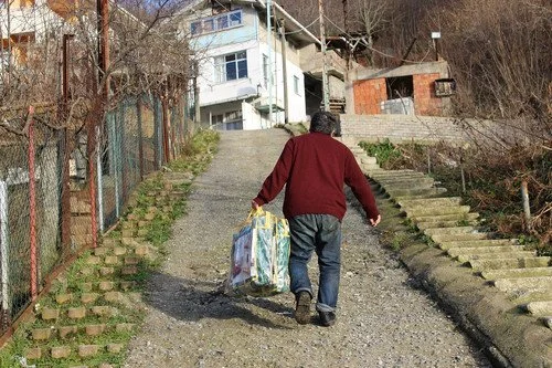 Beykozlu mültecilere yardım... 1 kimse yok mudan suriyelilere battaniye yardimi cha D7Hn8bX416