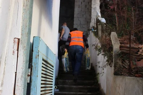 Beykozlu mültecilere yardım... 2 kimse yok mudan suriyelilere battaniye yardimi cha idzDfa48Ew