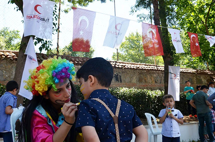 Beykoz'da Kızılay'dan sığınmacılara bayramlaşma 1 kizilay siginma bayra jK27PJ JRk