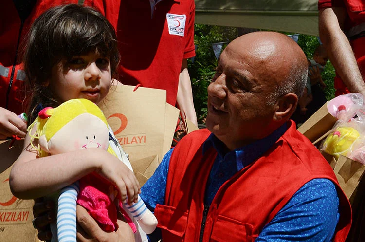 Beykoz'da Kızılay'dan sığınmacılara bayramlaşma 4 kizilay siginma bayram VMtmIR8CUn