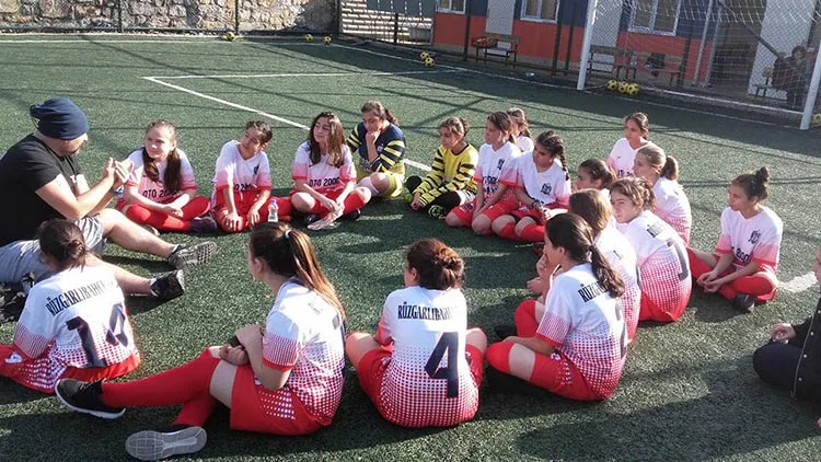 Rüzgarlıbahçe kızlarından Defne’ye ağır darbe 3 kizlar ruzgar 2 lbBbIs3qr4