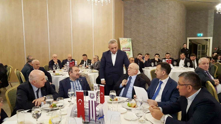 Kupa sevincini Beykozlu işadamıyla paylaştılar 1 kupasevincinibeykzluisadamiylapaylastila MUnfzDgWmY