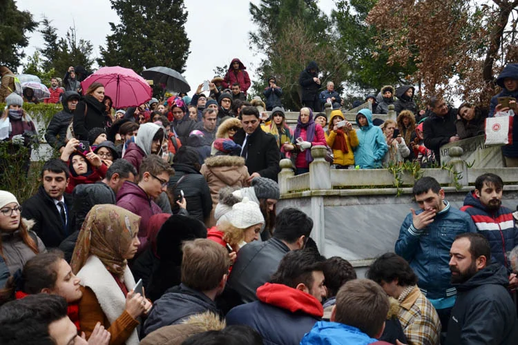 Manço, Beykoz'daki kabri başında anıldı 1 manco19beyko z9INP6Jcgr