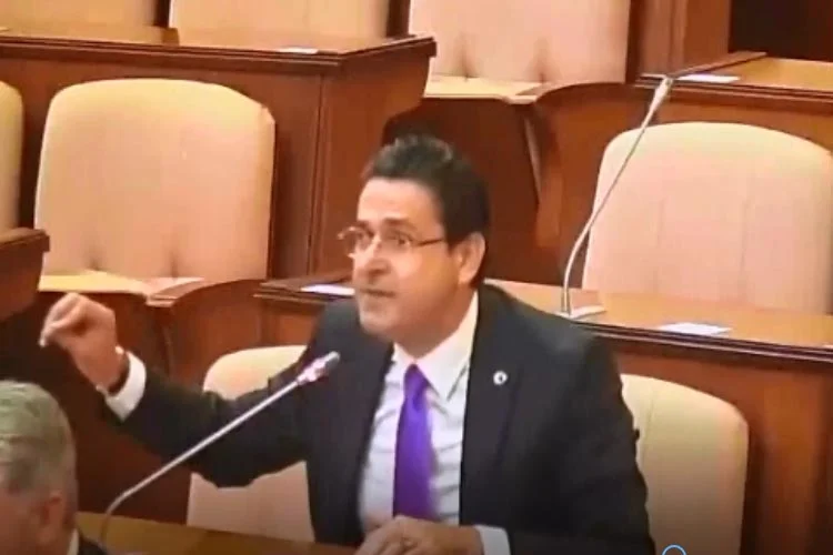 Uğur Mumcu o yönetmenlerin yüzüne tükürür 2 muharrem 1 nOlqRwshi