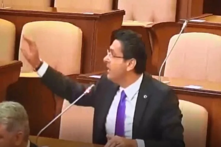 Uğur Mumcu o yönetmenlerin yüzüne tükürür 3 muharrem 2 Va7vKNX4Rn