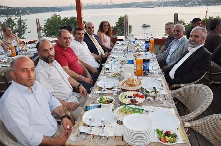 Beykoz'un muhtarları iftar sofrasında protokolü ağırladı 2 muhtar iftar 201 kGWZ32VANJ