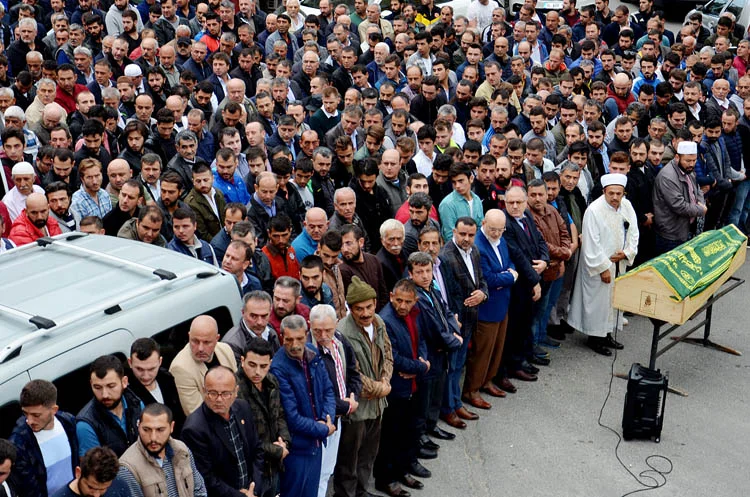Muhtarın oğlu Beykoz'da göz yaşlarıyla uğurlandı 3