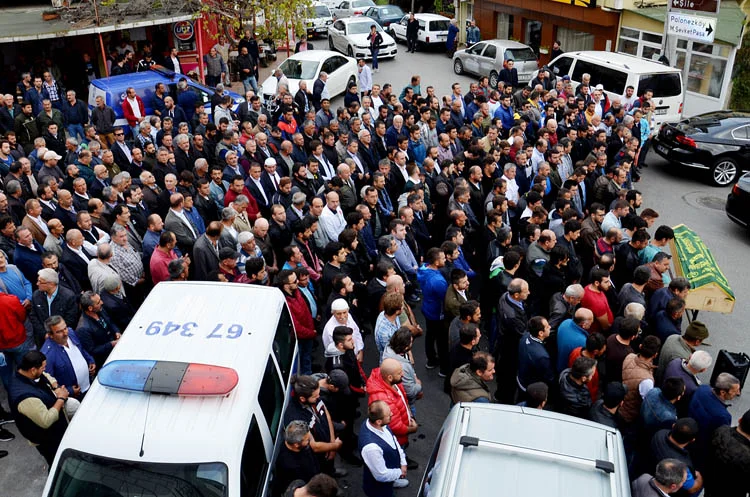 Muhtarın oğlu Beykoz'da göz yaşlarıyla uğurlandı 4 muhtarin ogl n2l tcACy2