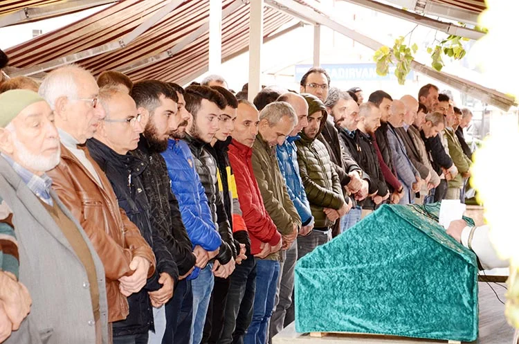 Emin Yavuz'un babası dualarla ebediyete teslim edildi 2 mustafa yvauz cena PJ9pWrt7zD