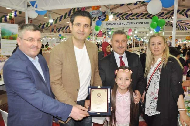 İlk imza gününde izdiham yaşandı 1 nisa secili 2016 4 fPla8e0JM8