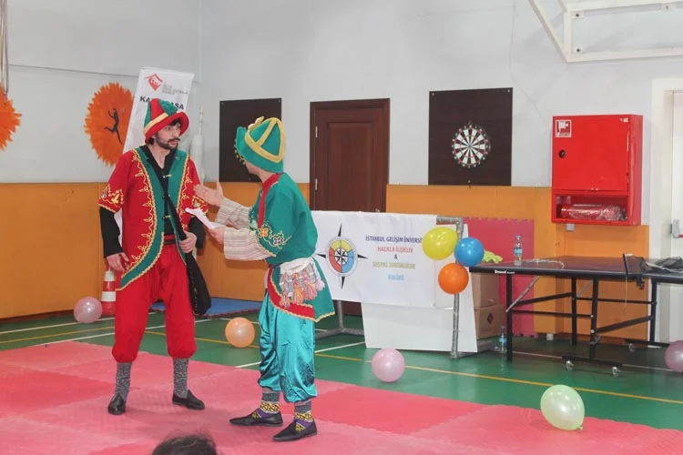 İstanbul Gelişim Üniversitesi ‘Sevgiye El Uzat’tı 2 okul 3 FXgYMHnhUE