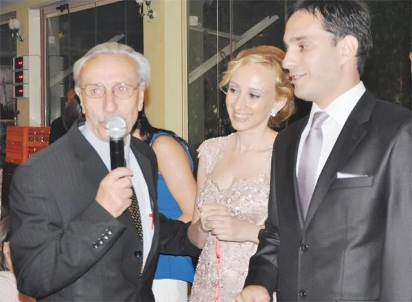 Nişan tamam… Düğün 1 Eylül’de… 3 ozemir nis S yJN8KkYn