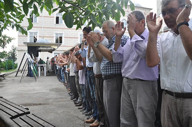 Dr. Özer Odabaşı’nı yüzlerce seveni uğurladı 2 ozer odabasi cenaze HcUl61nlDo