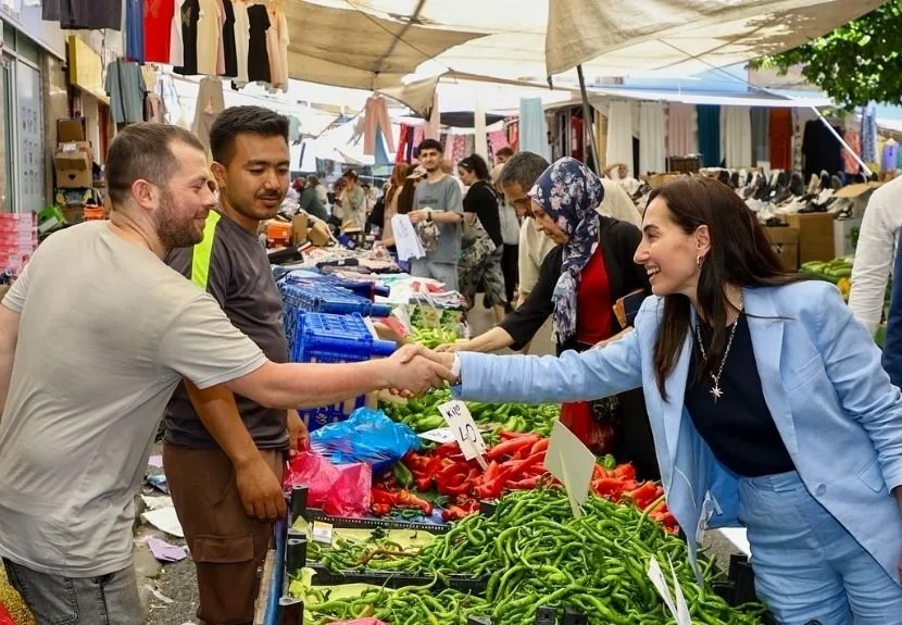 Beykoz’da 5 ayda ilk kez sokağa indi… Vatandaşla buluştu 2 ozlem09 aOdW1Jlycb