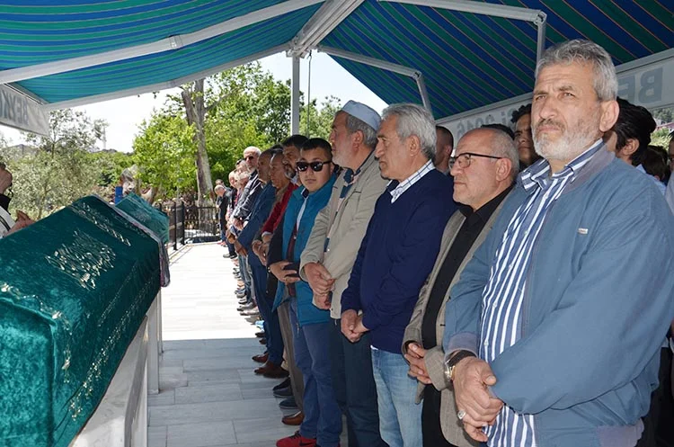 Anne Pakize Oral son yolculuğuna uğurlandı 1 pakize oral 8 F4fNqdRB0R