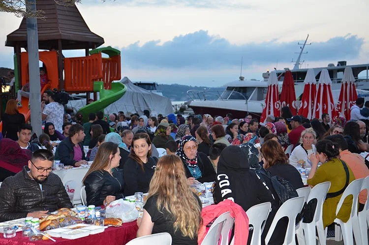Beykoz Paşabahçe’de iftar sofraları doldu taştı 1 pasa iftar 2 DrM 80ztNR