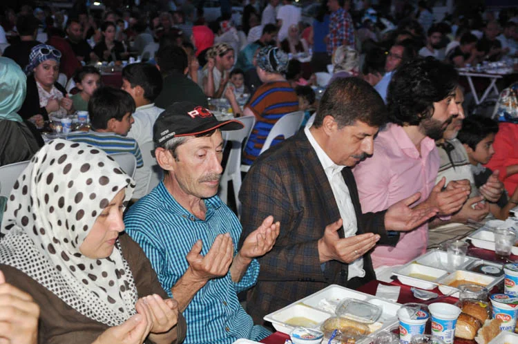 Beykoz'da protokolsüz iftar sofrası kuruldu 3 protokolsuz iftar 16 B9el3nWyQK