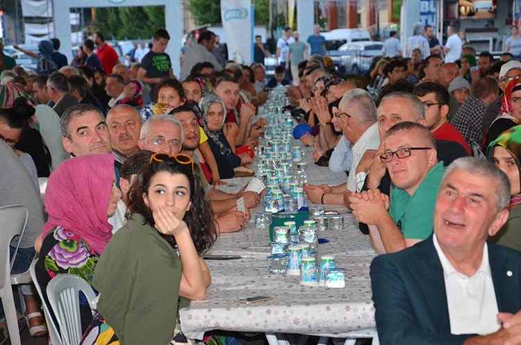 Beykoz Rizeliler Derneği’nin 1500 kişilik iftarı 8 rize iftar 5 Sfn4SHLbMg