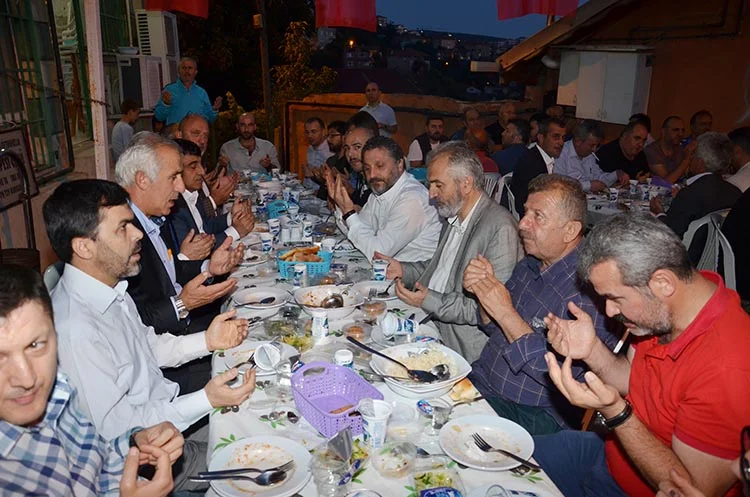 Beykoz Fetihtepe’de Rizeliler halk sofrası kurdu 1 rize iftar 7 KfCZPe00 T