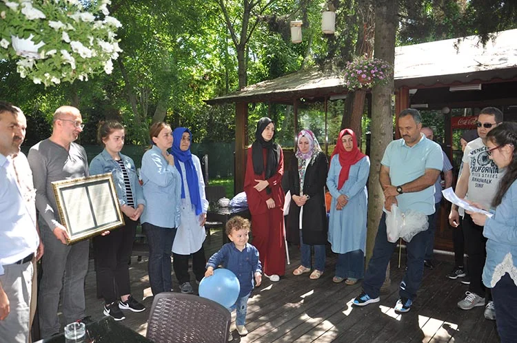 Beykoz’da 15 Temmuz annesine anlamlı ziyaret 1 sehit murat ziyaret 16 X1fuzI 2I