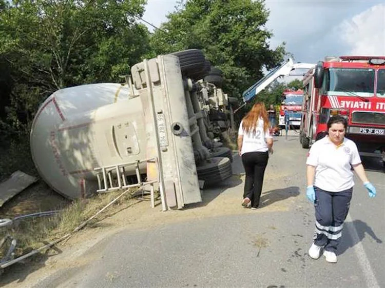 Beykoz Kılıçlı'da kum yüklü tanker devrildi 1 tank 1 jzkzjOa B9