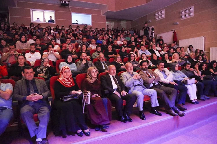 Onçeşmeler Beykoz'da sahneye çıktı 1 tiyat WBYyazMIpV