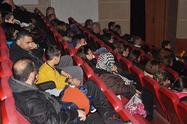 Beykoz'da canlı müzikli tiyatro sahnelendi 1 tiyatro hisar 4 gOCimVjbcQ