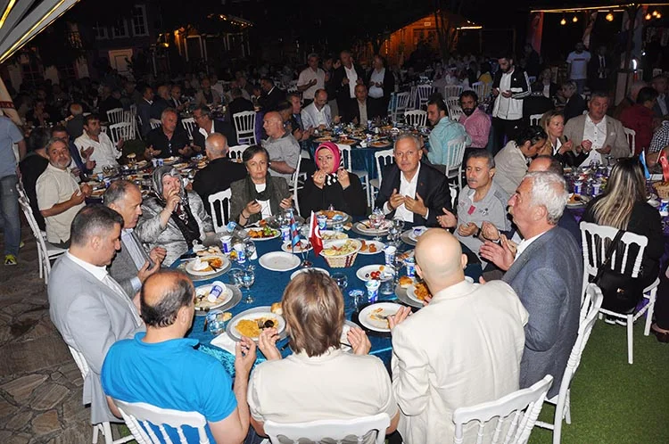 Beykoz’da Trabzonluların iftarı resepsiyon gibiydi 1 trabzon iftar 28 Q p3IAQ16H